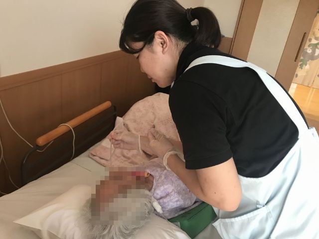 おばあちゃんの介護をする女性