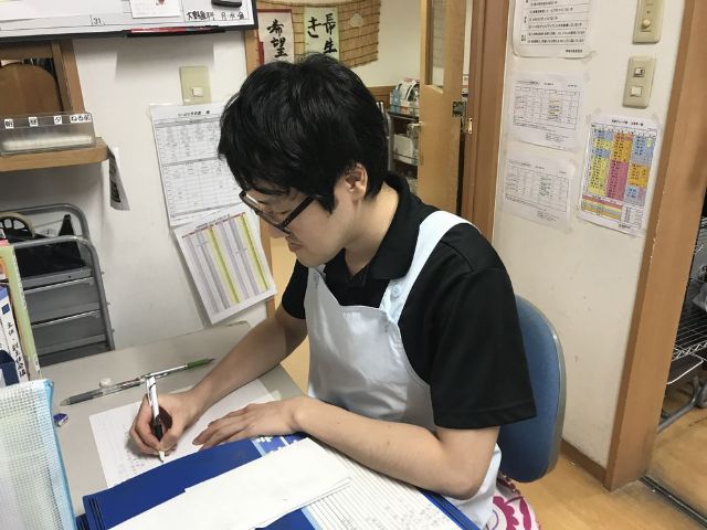 介護の記録を残すスタッフ