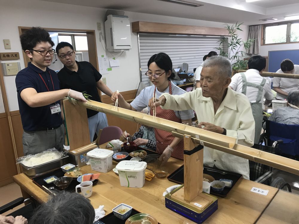 7月には流しそうめんを楽しみました